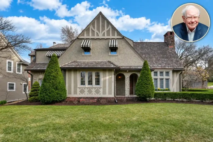Warren Buffett House – Classic Omaha Home Exterior Exterior view of the Warren Buffett House in Omaha, Nebraska, featuring the billionaire's longtime residence