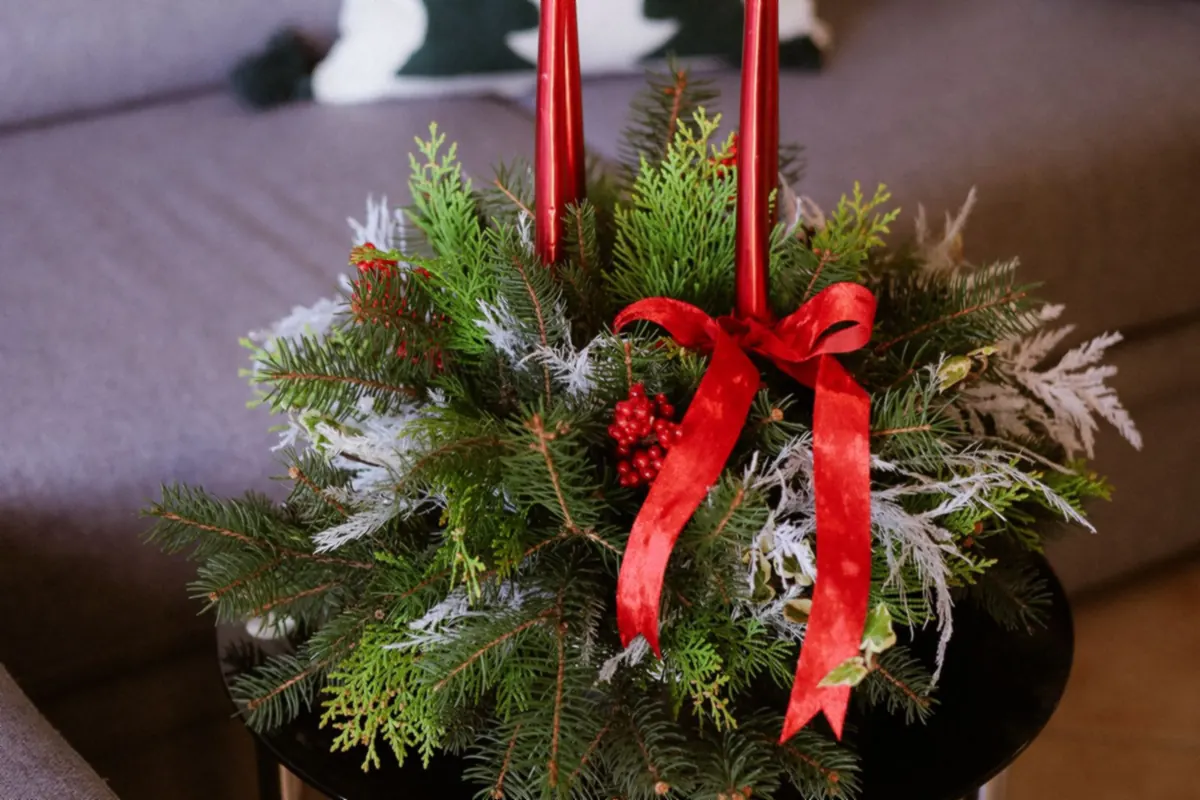 A Festive Small Room That Still Works for Sitting, Walking and Gathering 6 Festive living room corner with a greenery and red candle arrangement